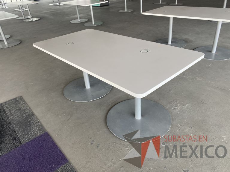 Lote 077 - Mesa de trabajo y 4 sillas fijas