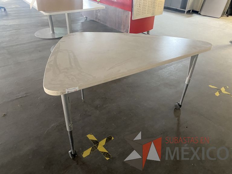Lote 035 - Mesa de trabajo triangular - Imagen 2