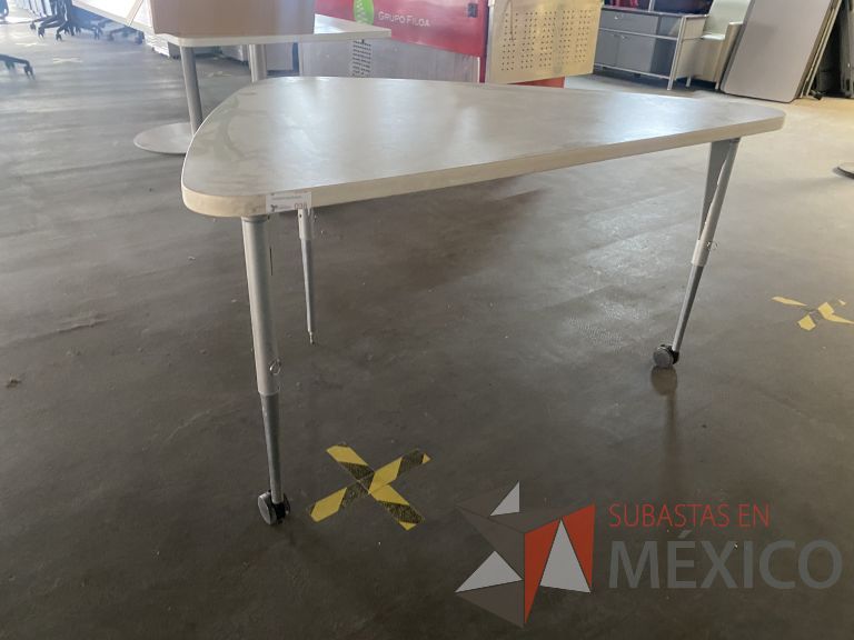 Lote 035 - Mesa de trabajo triangular - Imagen 3