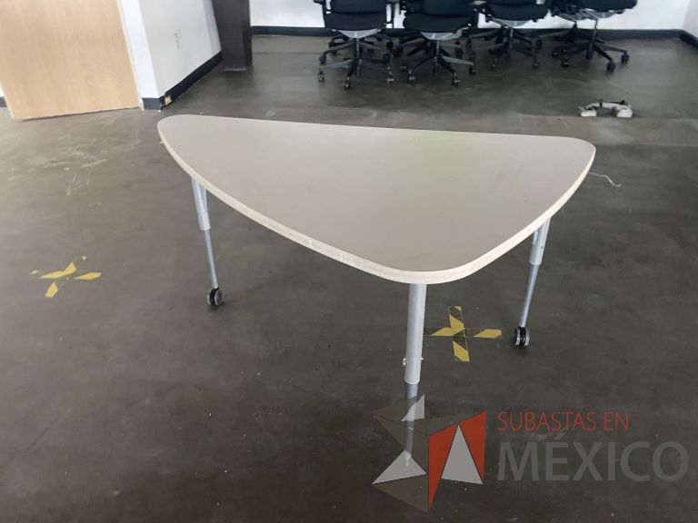 Lote 035 - Mesa de trabajo triangular