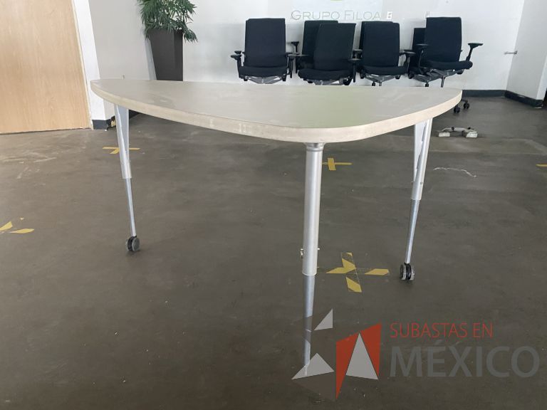 Lote 035 - Mesa de trabajo triangular - Imagen 4