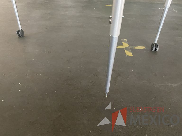 Lote 035 - Mesa de trabajo triangular - Imagen 5