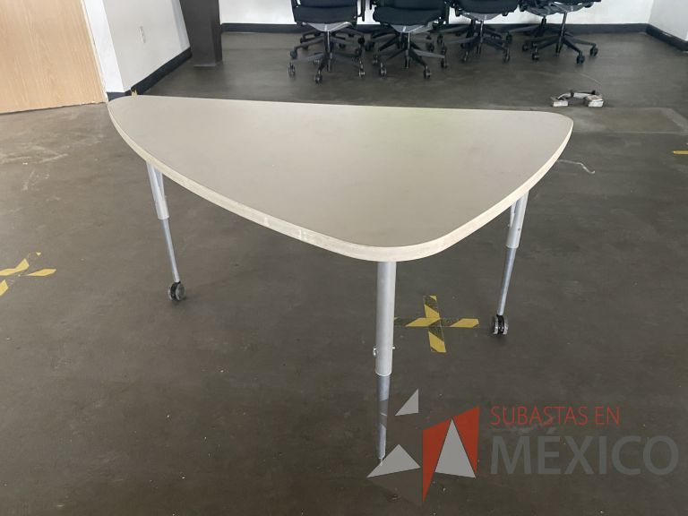 Lote 035 - Mesa de trabajo triangular - Imagen 6