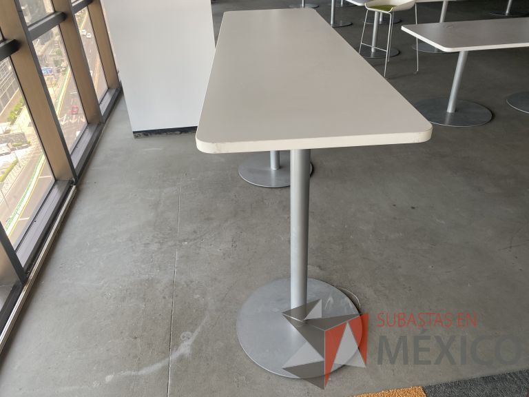 Lote 016 - Mesa alta con 2 bases metálicas y cubierta color beige - Imagen 3