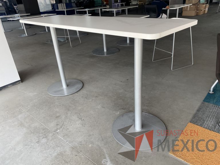 Lote 016 - Mesa alta con 2 bases metálicas y cubierta color beige - Imagen 5