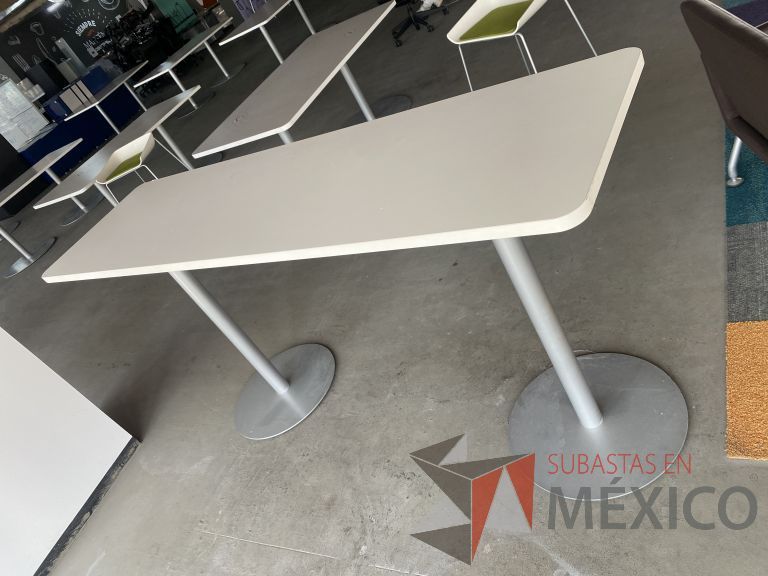 Lote 016 - Mesa alta con 2 bases metálicas y cubierta color beige - Imagen 6