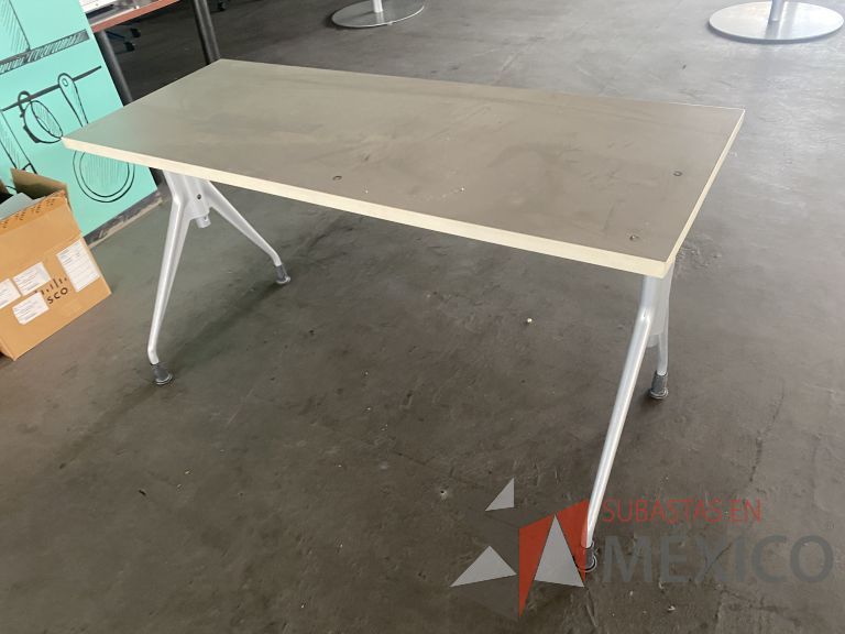 Lote 018 - Mesa de trabajo, de altura ajustable