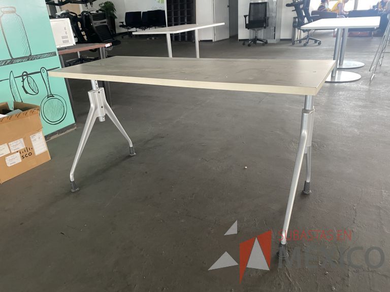 Lote 018 - Mesa de trabajo, de altura ajustable - Imagen 2