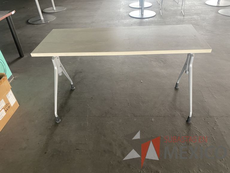 Lote 018 - Mesa de trabajo, de altura ajustable - Imagen 3