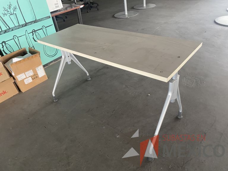Lote 018 - Mesa de trabajo, de altura ajustable - Imagen 4