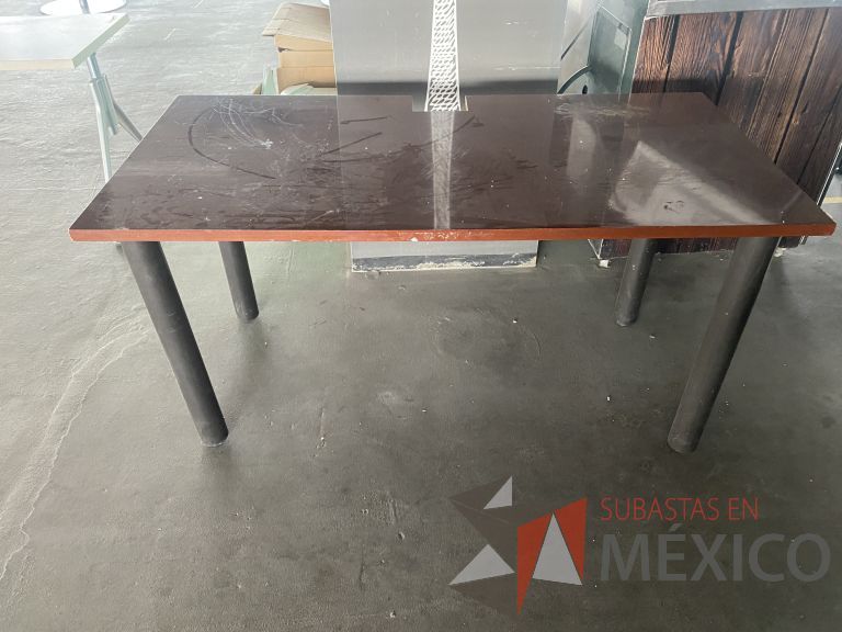 Lote 019 - Mesa de trabajo con 4 patas y cubierta color café - Imagen 3