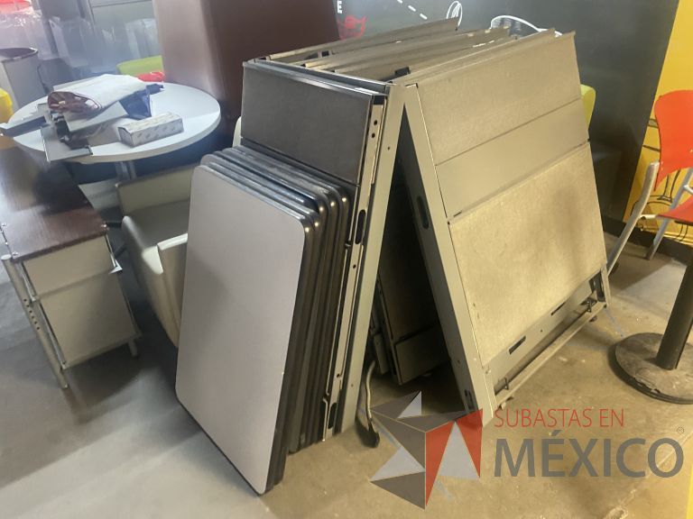 Lote 084 - Lote de accesorios para estación (Mamparas, cubiertas, herrajes y 16 archiveros de 3 cajones) - Imagen 2