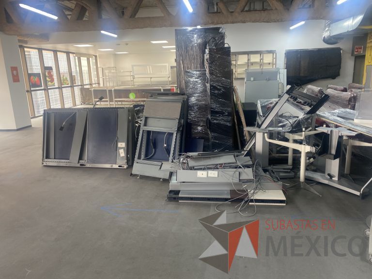 Lote 084 - Lote de accesorios para estación (Mamparas, cubiertas, herrajes y 16 archiveros de 3 cajones)