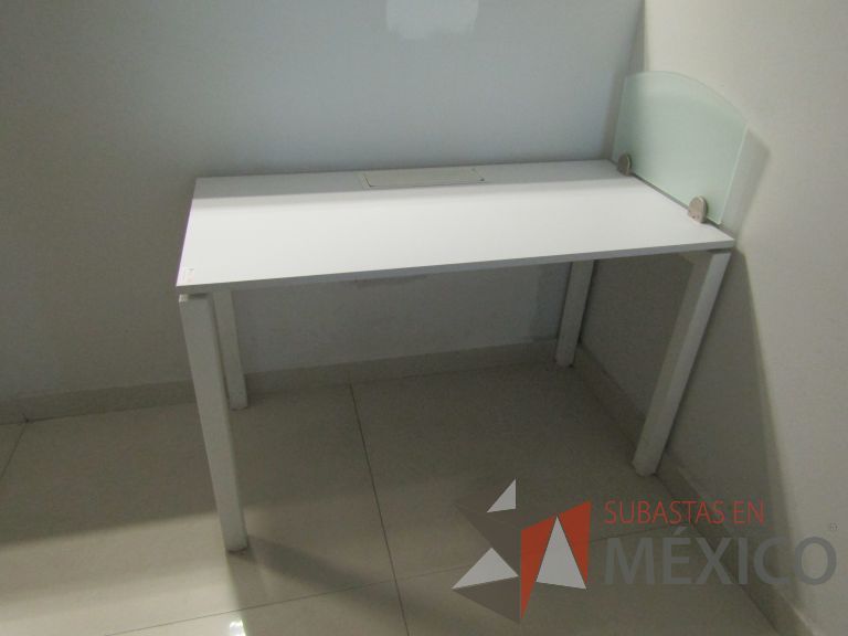 Lote 007 - 2 Mesas de trabajo rectangular con 4 patas metálicas, orificio para cables y mampara divisoria de vidrio. - Imagen 4
