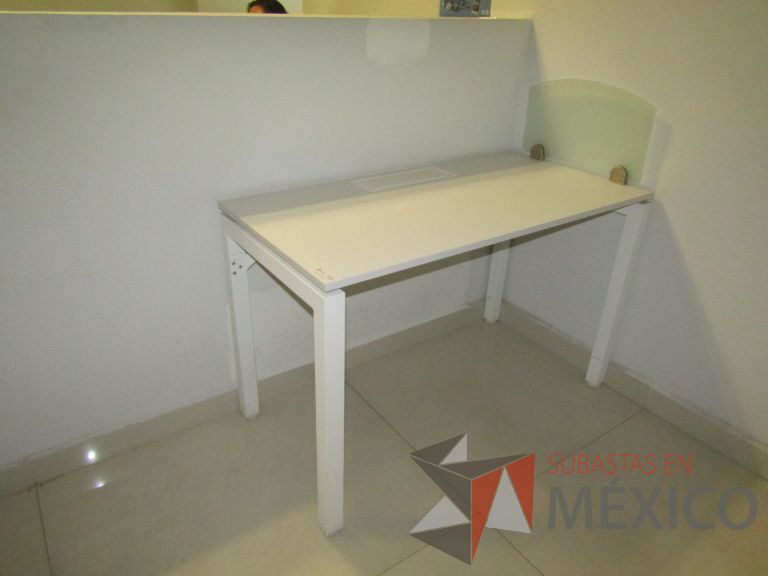 Lote 007 - 2 Mesas de trabajo rectangular con 4 patas metálicas, orificio para cables y mampara divisoria de vidrio. - Imagen 5