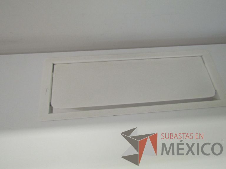 Lote 007 - 2 Mesas de trabajo rectangular con 4 patas metálicas, orificio para cables y mampara divisoria de vidrio. - Imagen 9