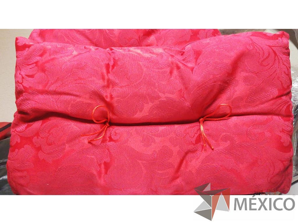 Lote 030 - 5 Cojines rojos rectangulares chicos y grandes brillos