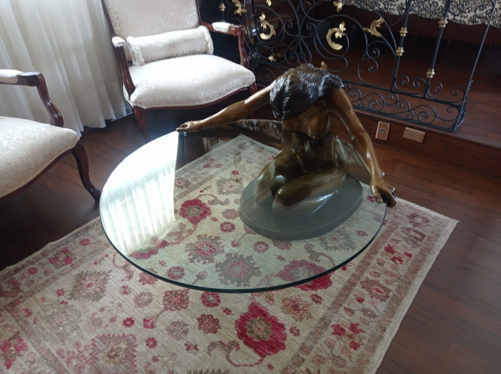 Lote 023 - Mesa mujer - Sin firma - Bronce y Vidrio