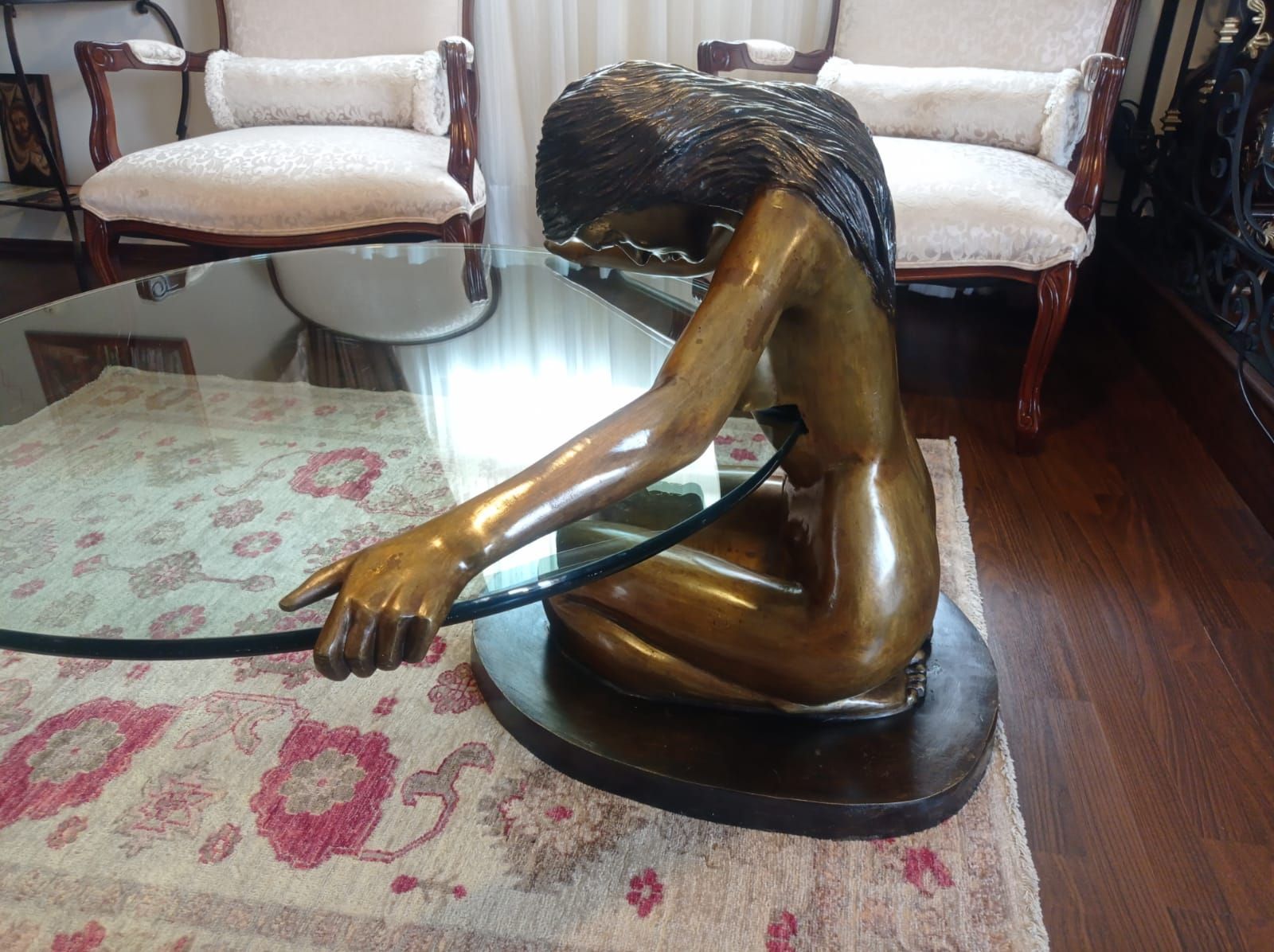 Lote 023 - Mesa mujer - Sin firma - Bronce y Vidrio - Imagen 5