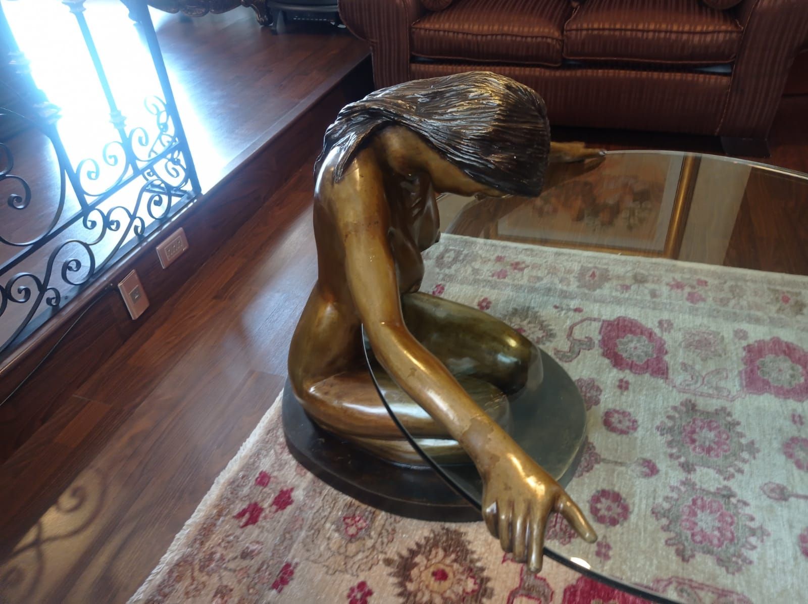 Lote 023 - Mesa mujer - Sin firma - Bronce y Vidrio - Imagen 6