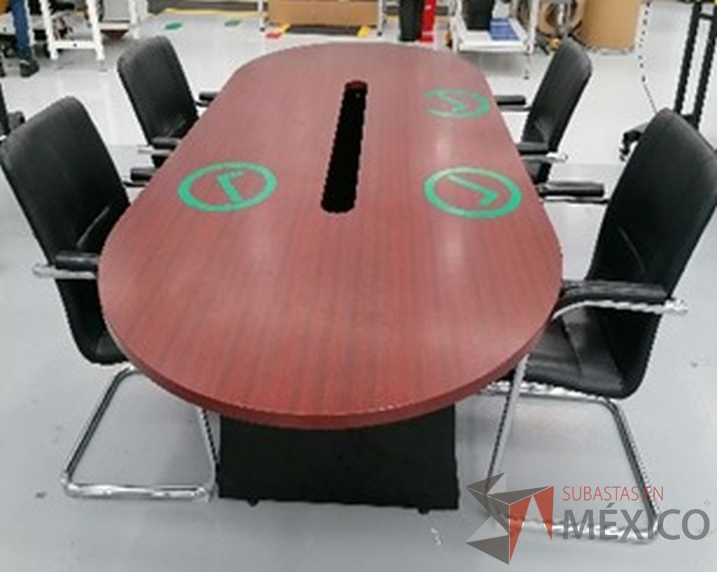 Lote 141 - Mesa de sala de juntas para 4 personas en forma de óvalo con base metálica y cubierta color café