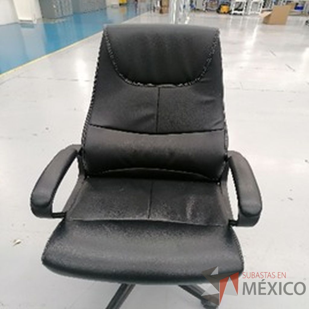 Lote 143 - Silla ejecutiva con ruedas, descansabrazos, respaldo en malla y asiento en vinil negro