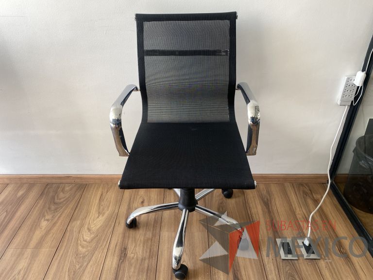 Lote 067 - Silla operativa con ruedas, descansabrazos, asiento y respaldo en malla color negro