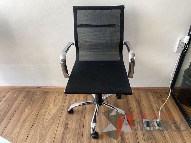Lote 067 - Silla operativa con ruedas, descansabrazos, asiento y respaldo en malla color negro - Imagen 2