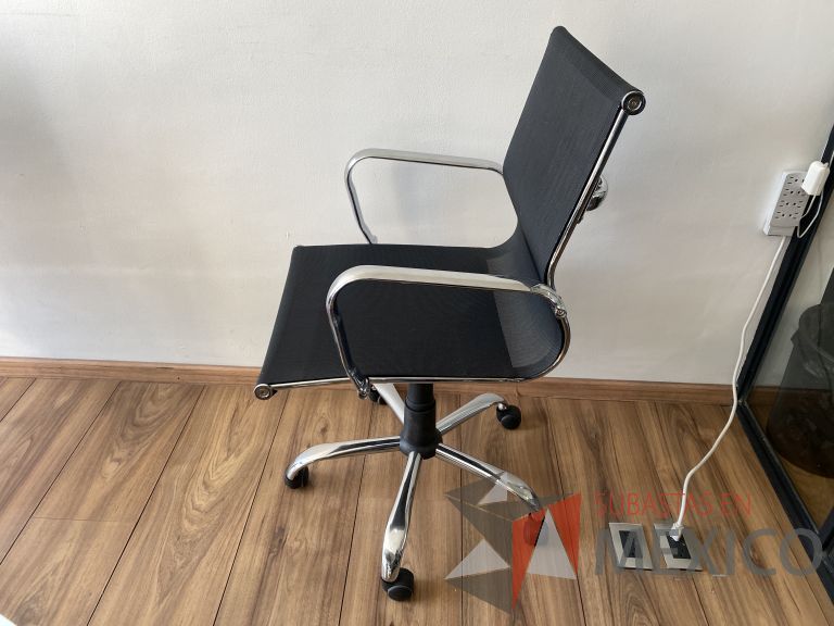 Lote 067 - Silla operativa con ruedas, descansabrazos, asiento y respaldo en malla color negro - Imagen 3