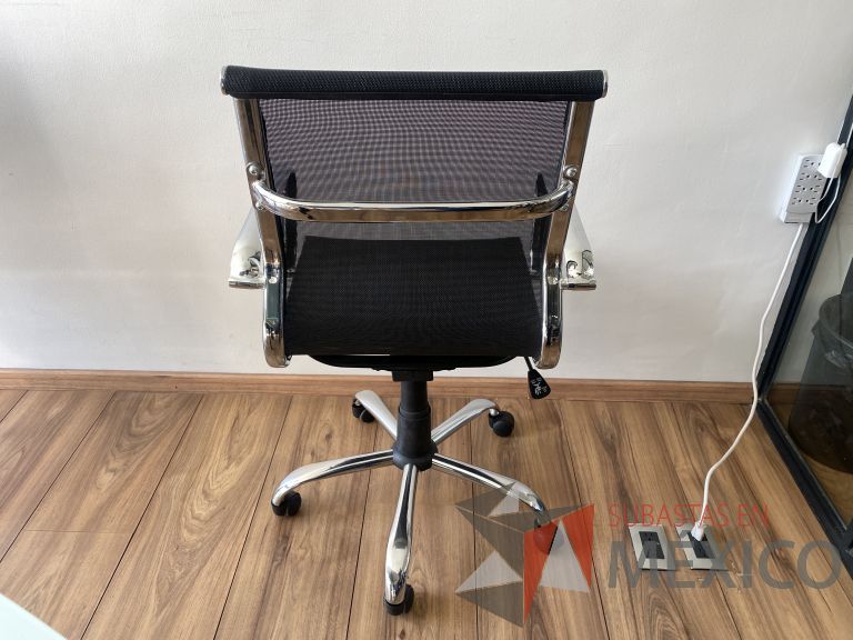 Lote 067 - Silla operativa con ruedas, descansabrazos, asiento y respaldo en malla color negro - Imagen 4