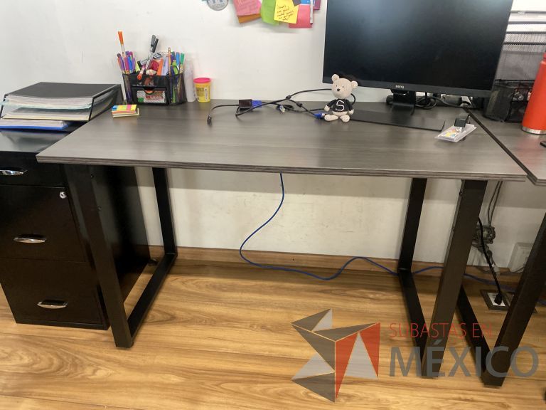 Lote 014 - Mesa de trabajo con base metálica y cubierta color café - Imagen 2