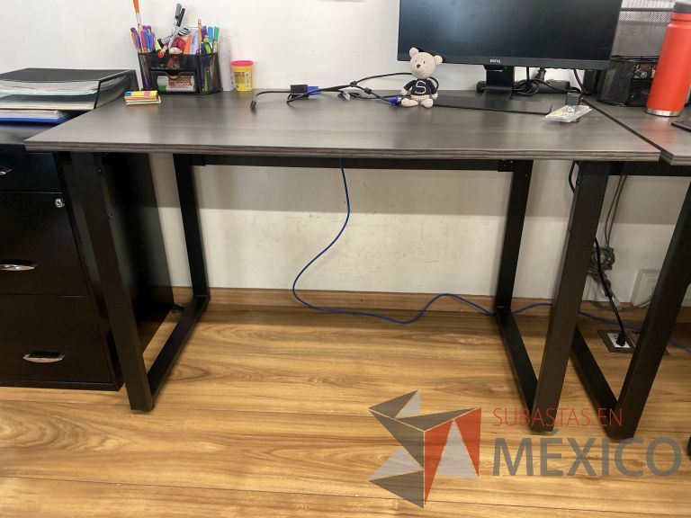 Lote 014 - Mesa de trabajo con base metálica y cubierta color café - Imagen 3