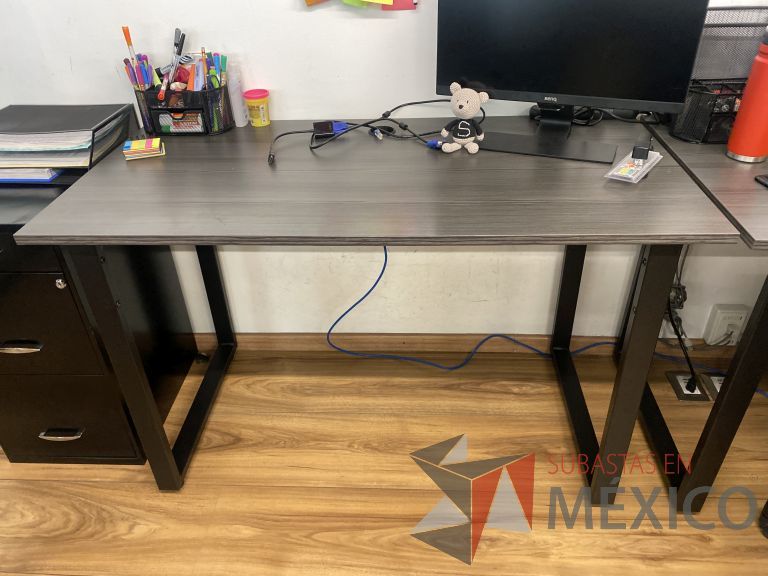 Lote 014 - Mesa de trabajo con base metálica y cubierta color café