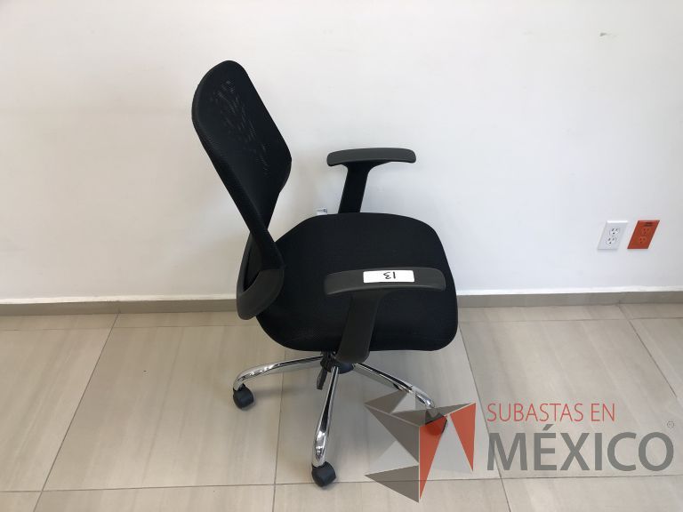 Lote 002 - Silla operativa con ruedas, descansabrazos, respaldo en malla y asiento en tela color negro - Imagen 4
