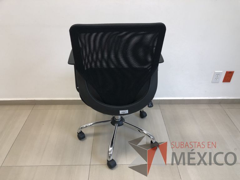 Lote 002 - Silla operativa con ruedas, descansabrazos, respaldo en malla y asiento en tela color negro - Imagen 6