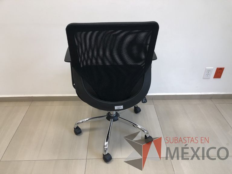 Lote 002 - Silla operativa con ruedas, descansabrazos, respaldo en malla y asiento en tela color negro - Imagen 7