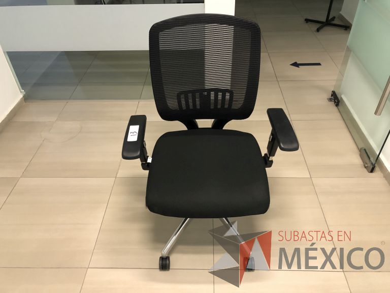 Lote 004 - Silla operativa con ruedas, descansabrazos, respaldo en malla y asiento en tela color negro