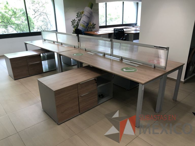 Lote 024 - Estación de trabajo para 8 personas, 4 Credenzas con 4 cajones y 2 entrepaños y división de acrílico - Imagen 2