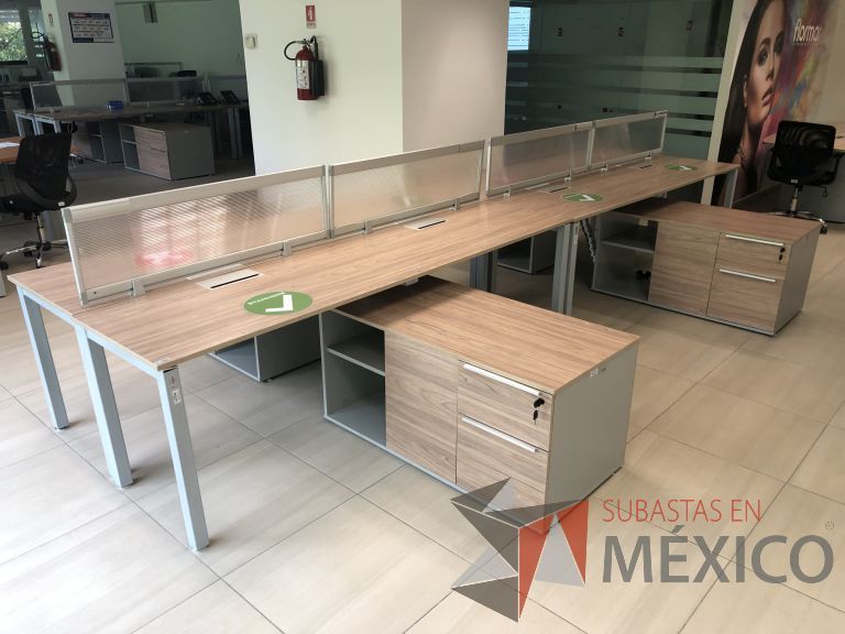 Lote 024 - Estación de trabajo para 8 personas, 4 Credenzas con 4 cajones y 2 entrepaños y división de acrílico - Imagen 3