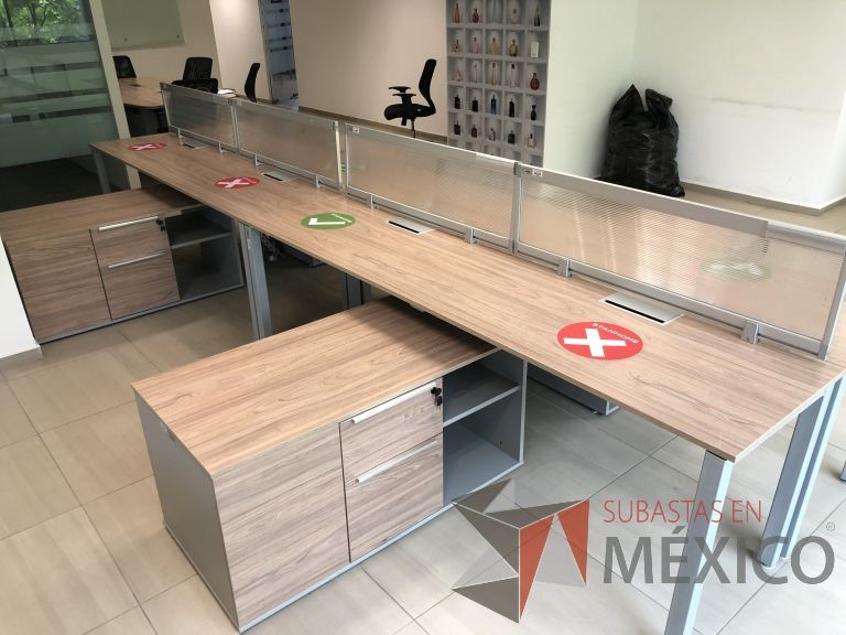 Lote 024 - Estación de trabajo para 8 personas, 4 Credenzas con 4 cajones y 2 entrepaños y división de acrílico - Imagen 4
