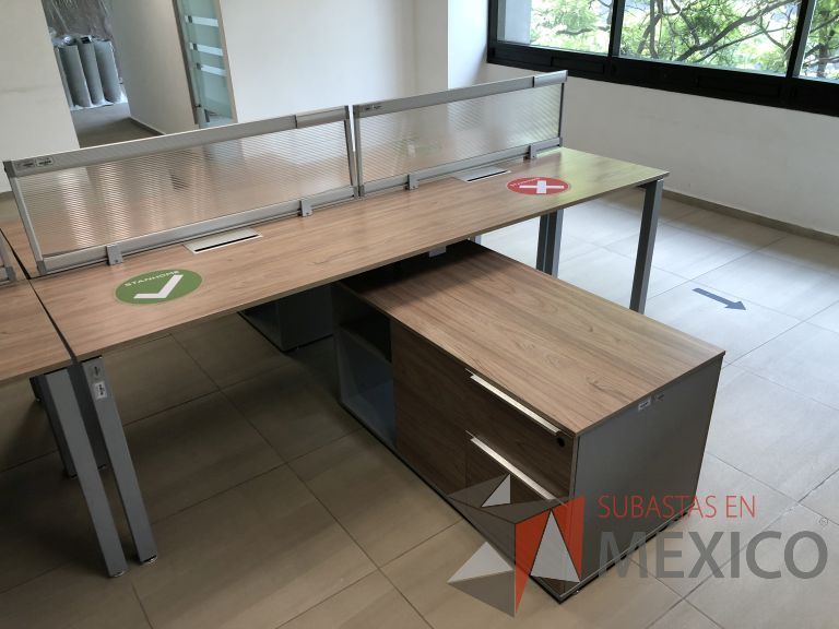 Lote 024 - Estación de trabajo para 8 personas, 4 Credenzas con 4 cajones y 2 entrepaños y división de acrílico - Imagen 7