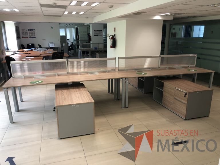 Lote 024 - Estación de trabajo para 8 personas, 4 Credenzas con 4 cajones y 2 entrepaños y división de acrílico - Imagen 12
