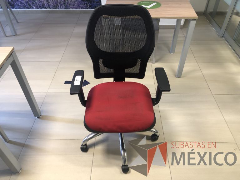 Lote 012 - Silla operativa con ruedas, descansabrazos, respaldo en malla y asiento