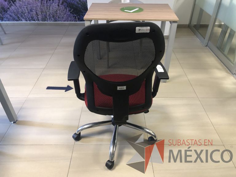 Lote 012 - Silla operativa con ruedas, descansabrazos, respaldo en malla y asiento - Imagen 4