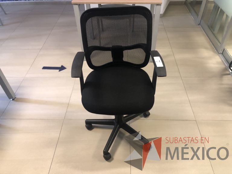 Lote 014 - Silla operativa con ruedas, descansabrazos, respaldo en malla y asiento