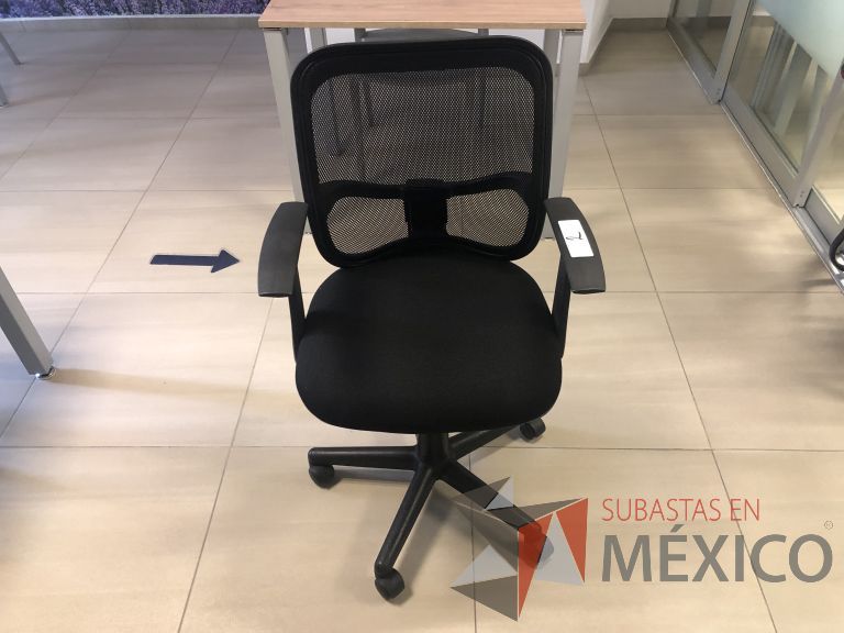 Lote 014 - Silla operativa con ruedas, descansabrazos, respaldo en malla y asiento - Imagen 5