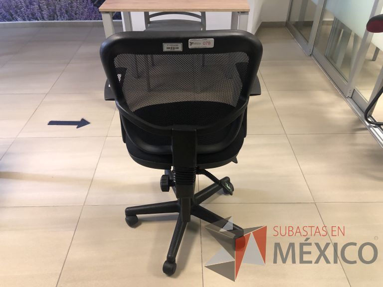Lote 014 - Silla operativa con ruedas, descansabrazos, respaldo en malla y asiento - Imagen 3