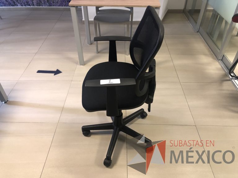 Lote 014 - Silla operativa con ruedas, descansabrazos, respaldo en malla y asiento - Imagen 2