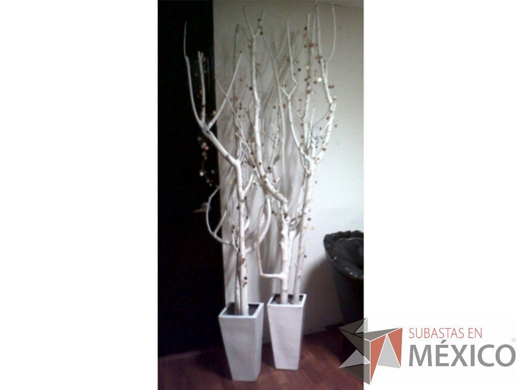 Lote 074 - 35 Macetas de fibra de vidrio con piedras y troncos naturales