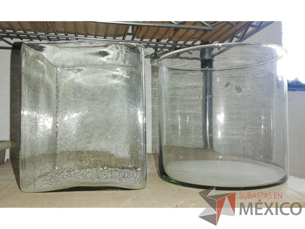 Lote 082 - Lote de 21 floreros de cristal (7 cuadrados 15 cms alto, 3 cuadrados 11 cms alto, 7 peceras de 10 cms de alto, 4 cilindros 15 cms de alto)